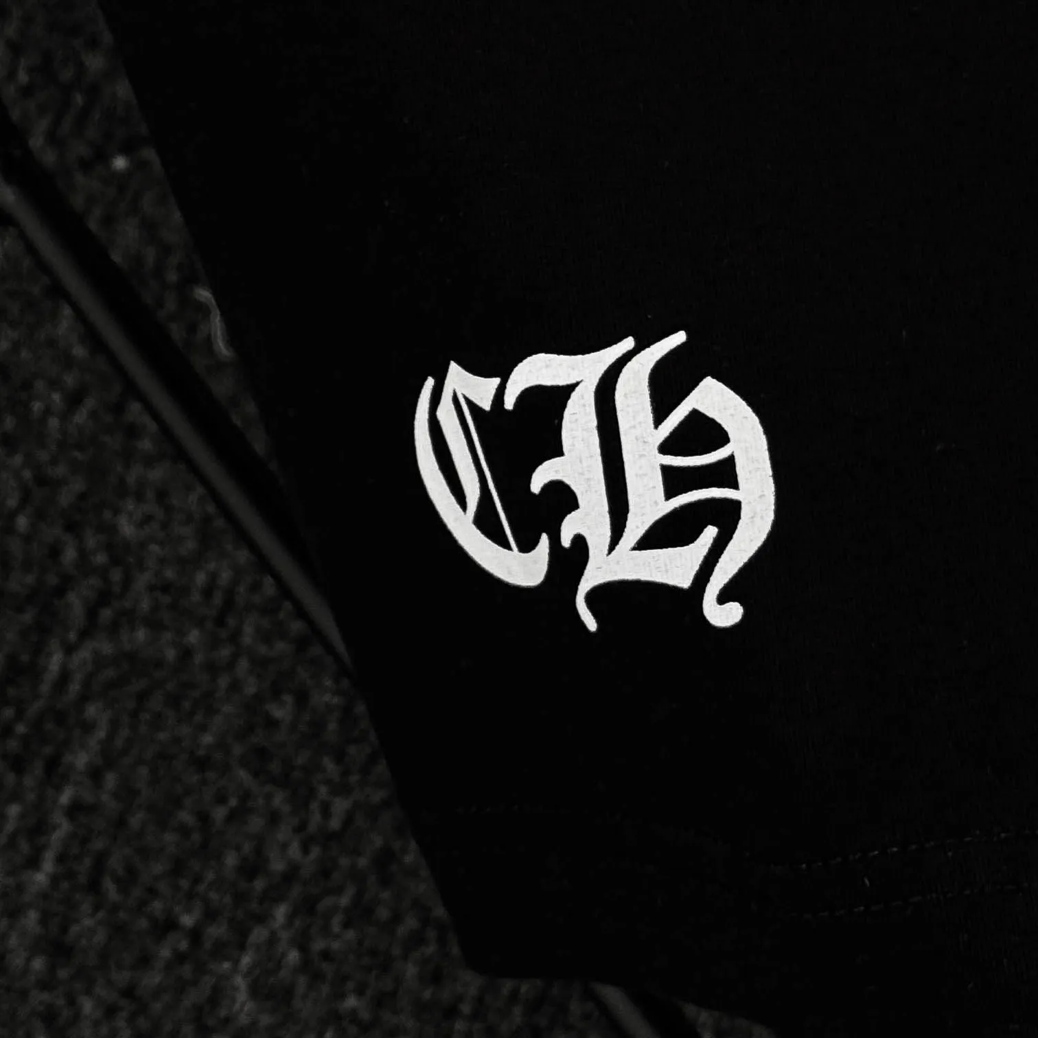 P170 Chrome Hearts 25 high-end versions. The fabric is made of 300 grams of high-density pure cotton. It does not deform or shrink. It has three labels. It is the same style for men and women. Technology: suede foaming + digital printing. Color: white, black. SIZE: S-XL.
